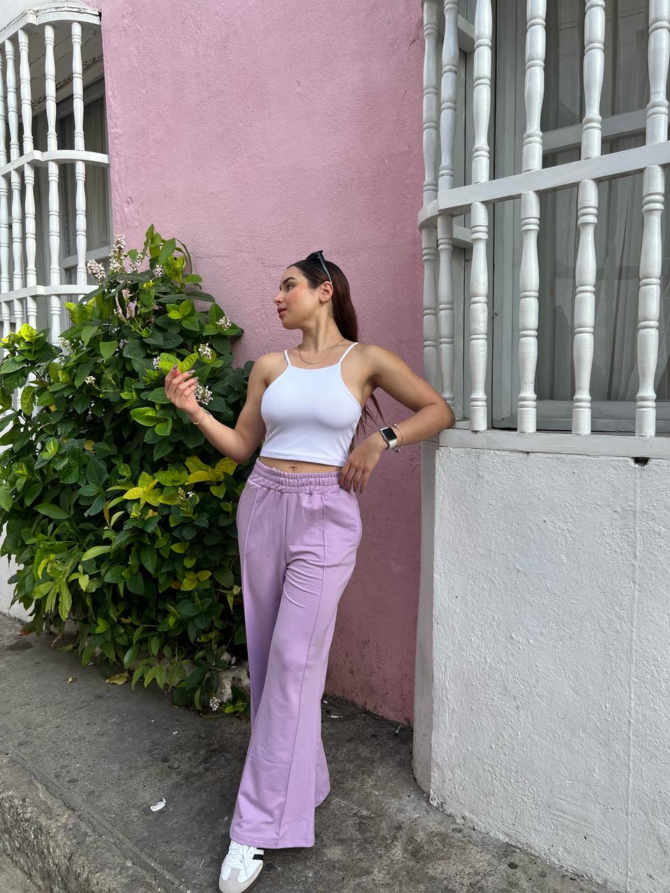Mujer con croptop deportivo Laura de Fit Zone, vista frontal