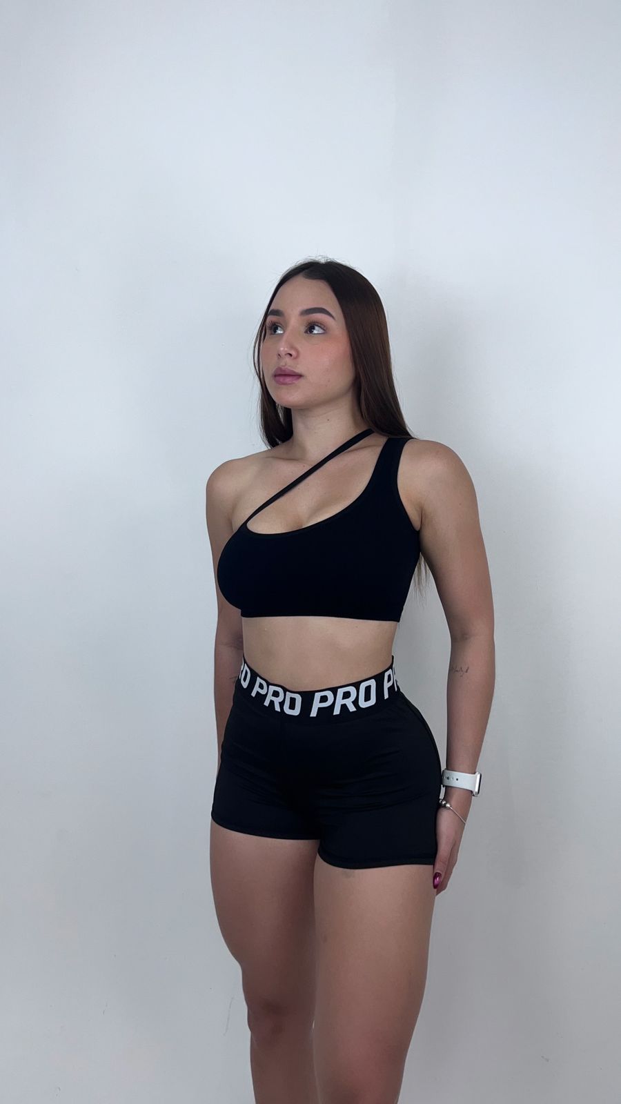 Mujer con short deportivo de Fit Zone, foto de catálogo de la tienda