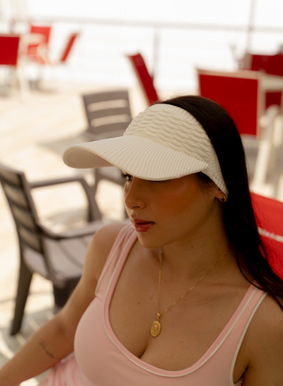 Mujer con visera deportiva de Fit Zone, vista frontal en estudio