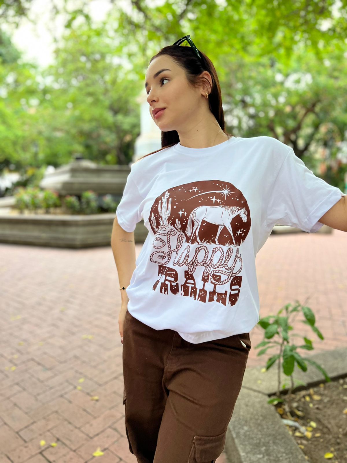 Mujer con camiseta oversize Happy Trails de Fit Zone, vista frontal