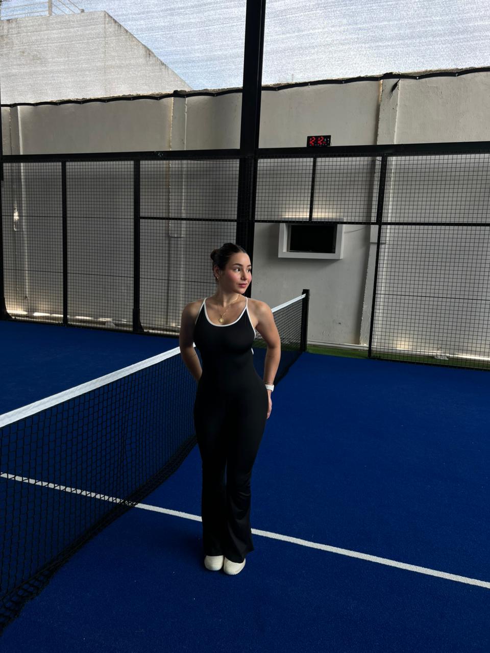 Mujer con enterizo deportivo Eva de Fit Zone, vista frontal en estudio