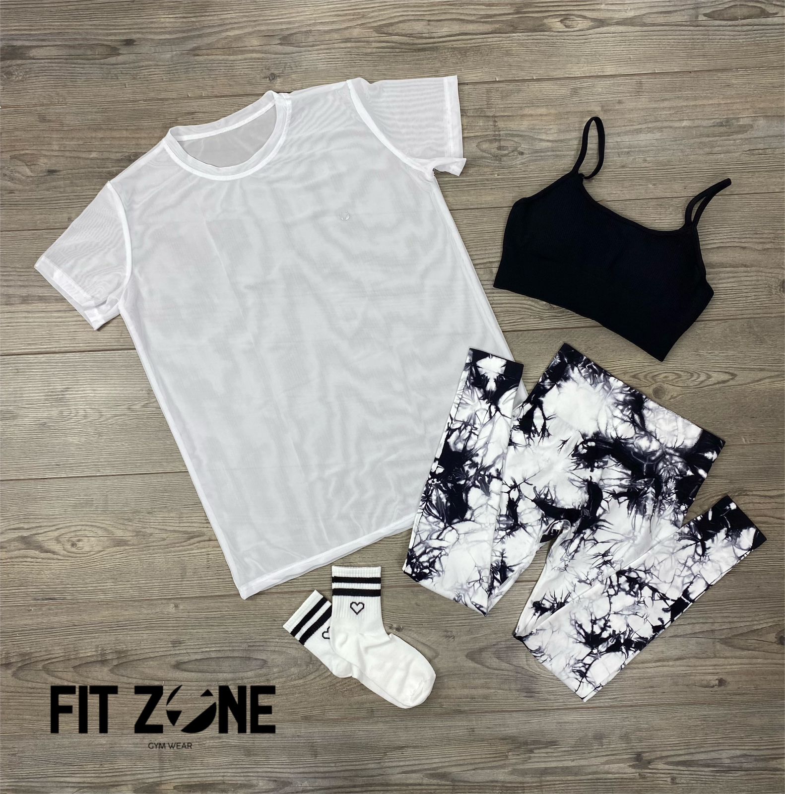 Mujer con conjunto deportivo licra, top y malla de Fit Zone, vista frontal