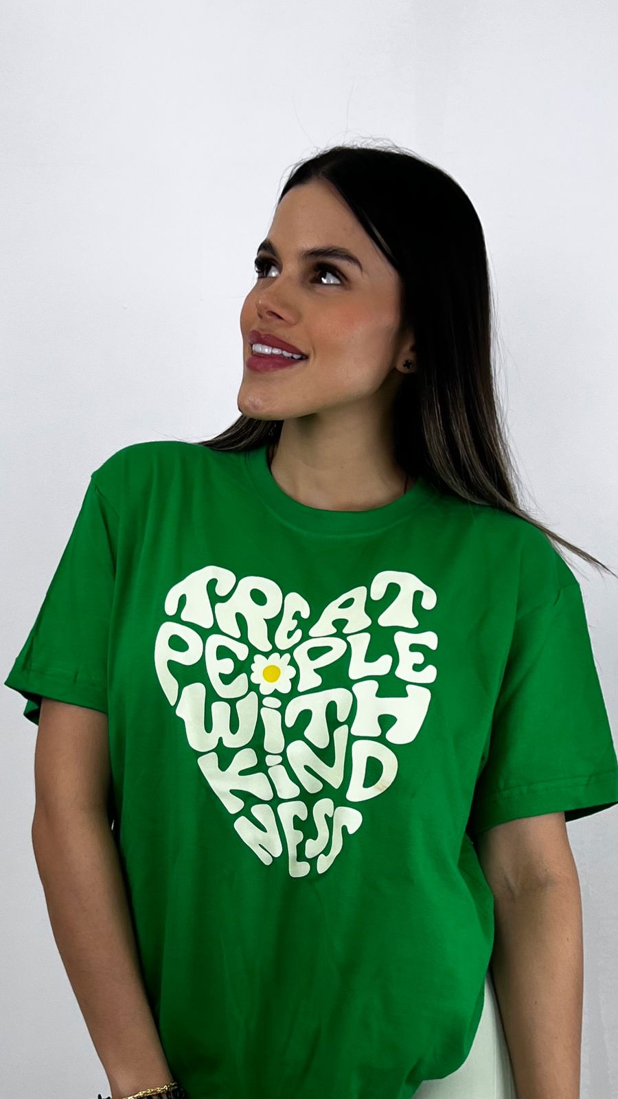 Mujer con camiseta oversize Treat People de Fit Zone, vista frontal