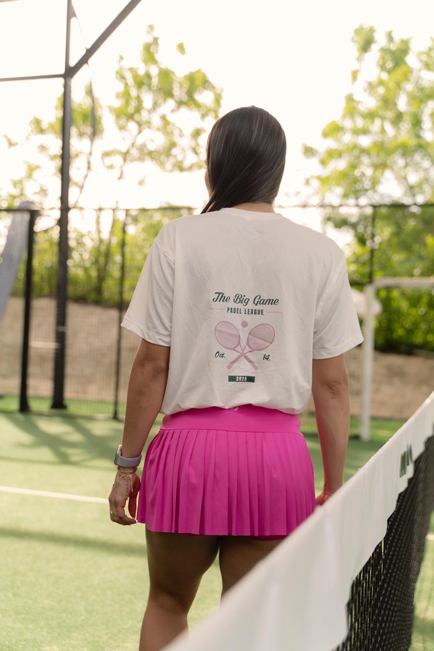 Mujer con camiseta dri fit The Big Game de Fit Zone, vista frontal