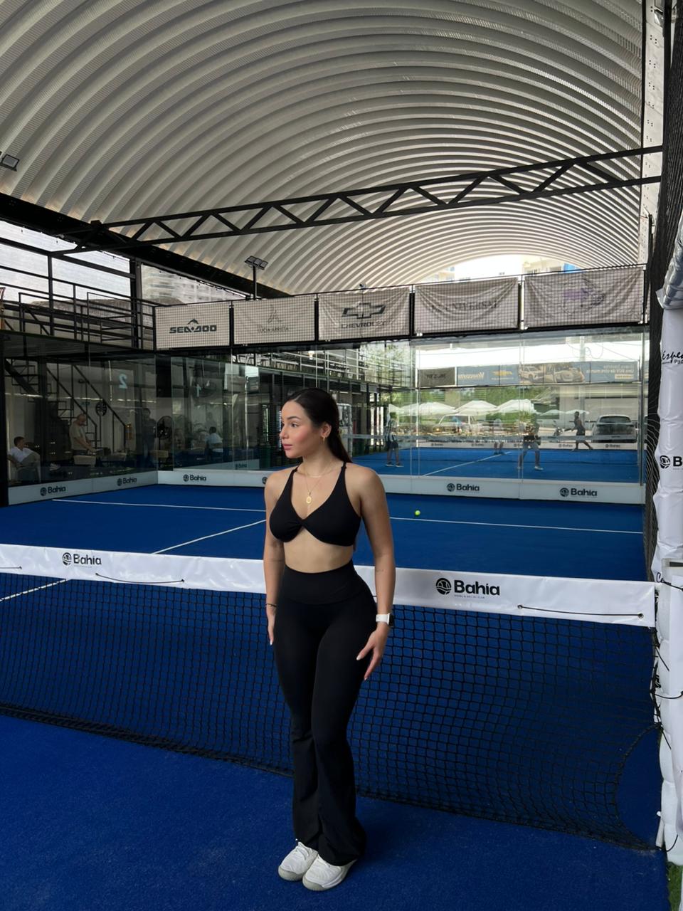 Mujer con jogger deportivo bota ancha de Fit Zone, vista frontal
