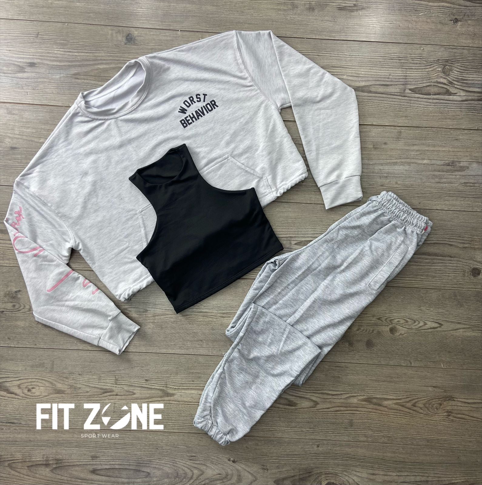 Mujer con conjunto deportivo crop, jogger y buzo algodón de Fit Zone, vista frontal