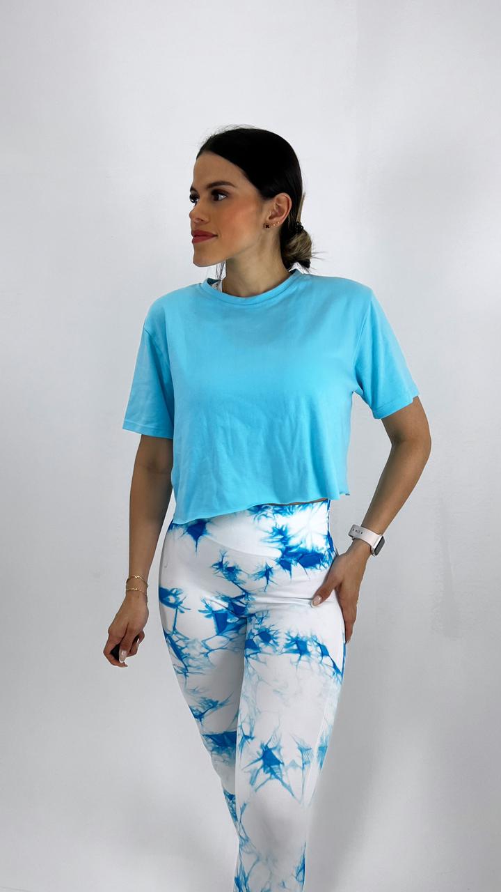 Mujer con conjunto deportivo licra con camiseta lisa de Fit Zone