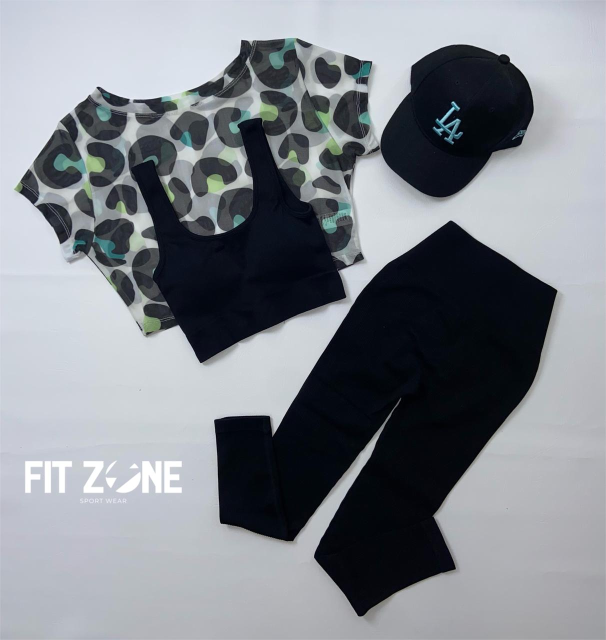 Mujer con conjunto deportivo legging y malla corta de Fit Zone, vista frontal