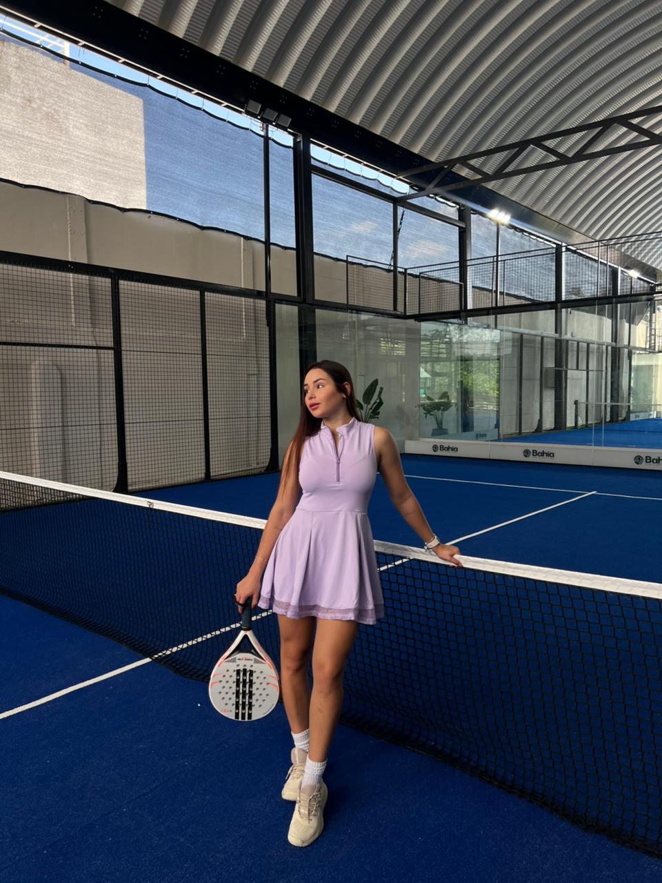 Mujer con vestido deportivo de pádel Jazmín de Fit Zone, vista frontal