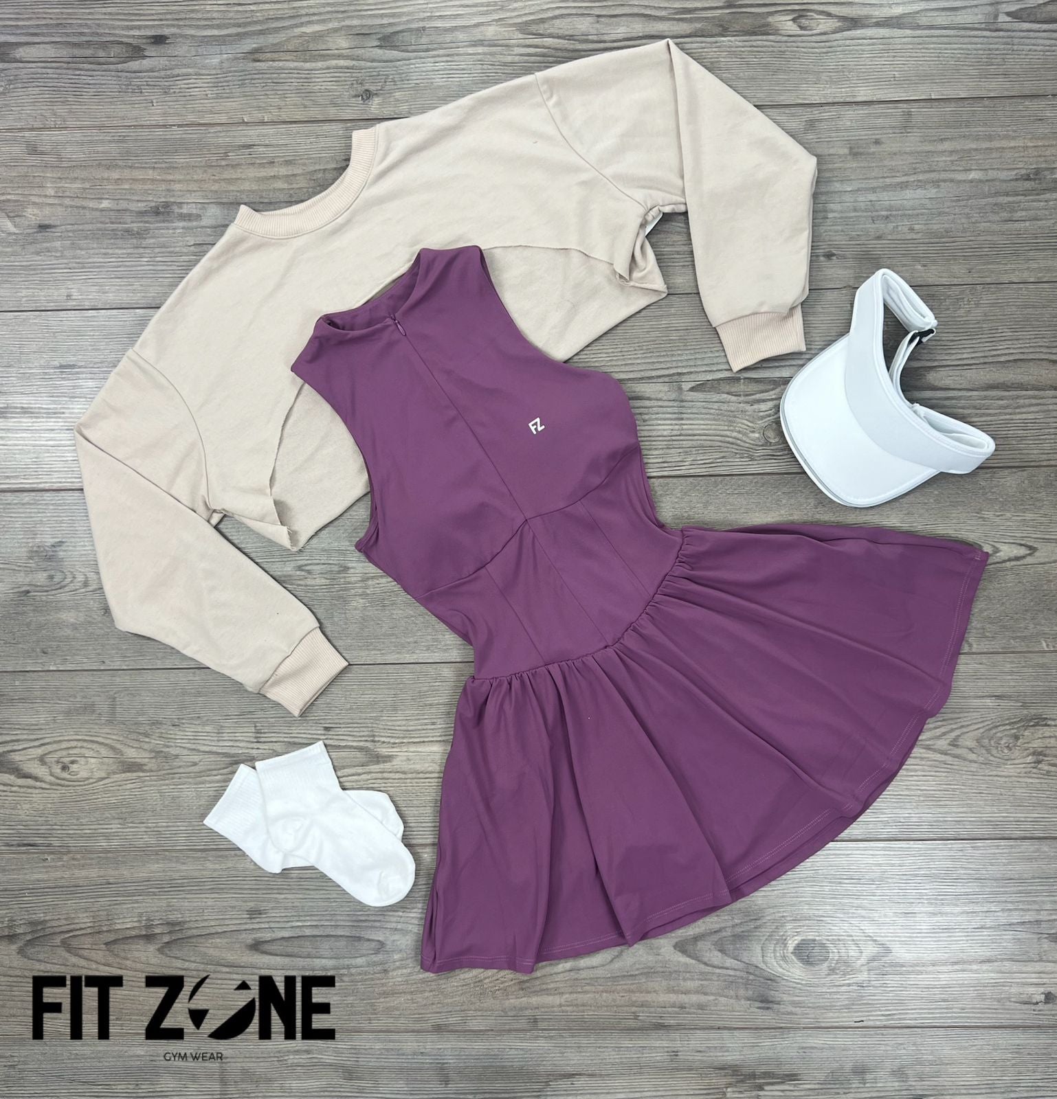 Mujer con conjunto deportivo vestido Overset y buzo manguito de Fit Zone, vista frontal