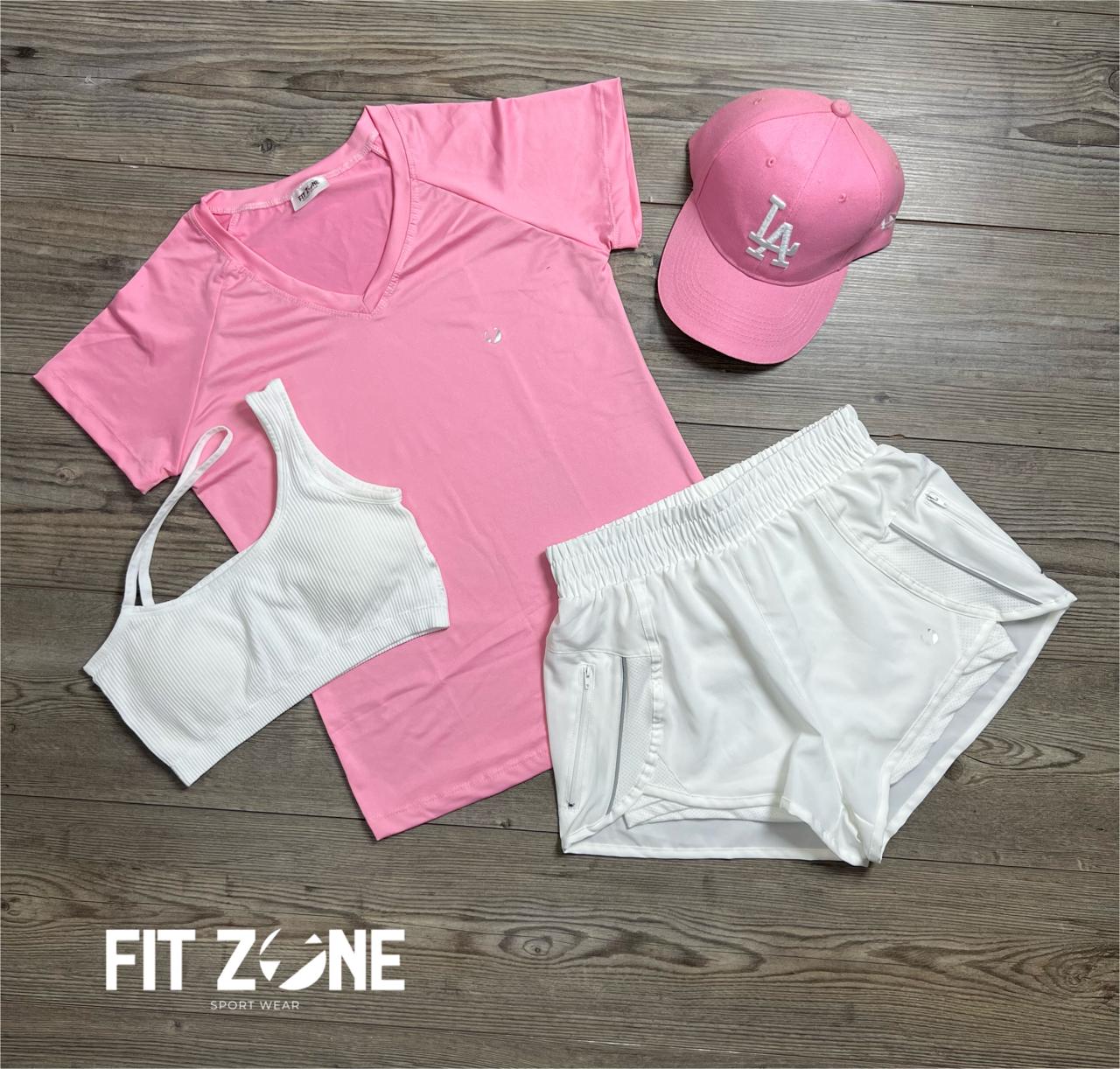 Mujer con conjunto deportivo top entreno, running y camiseta entreno de Fit Zone, vista frontal