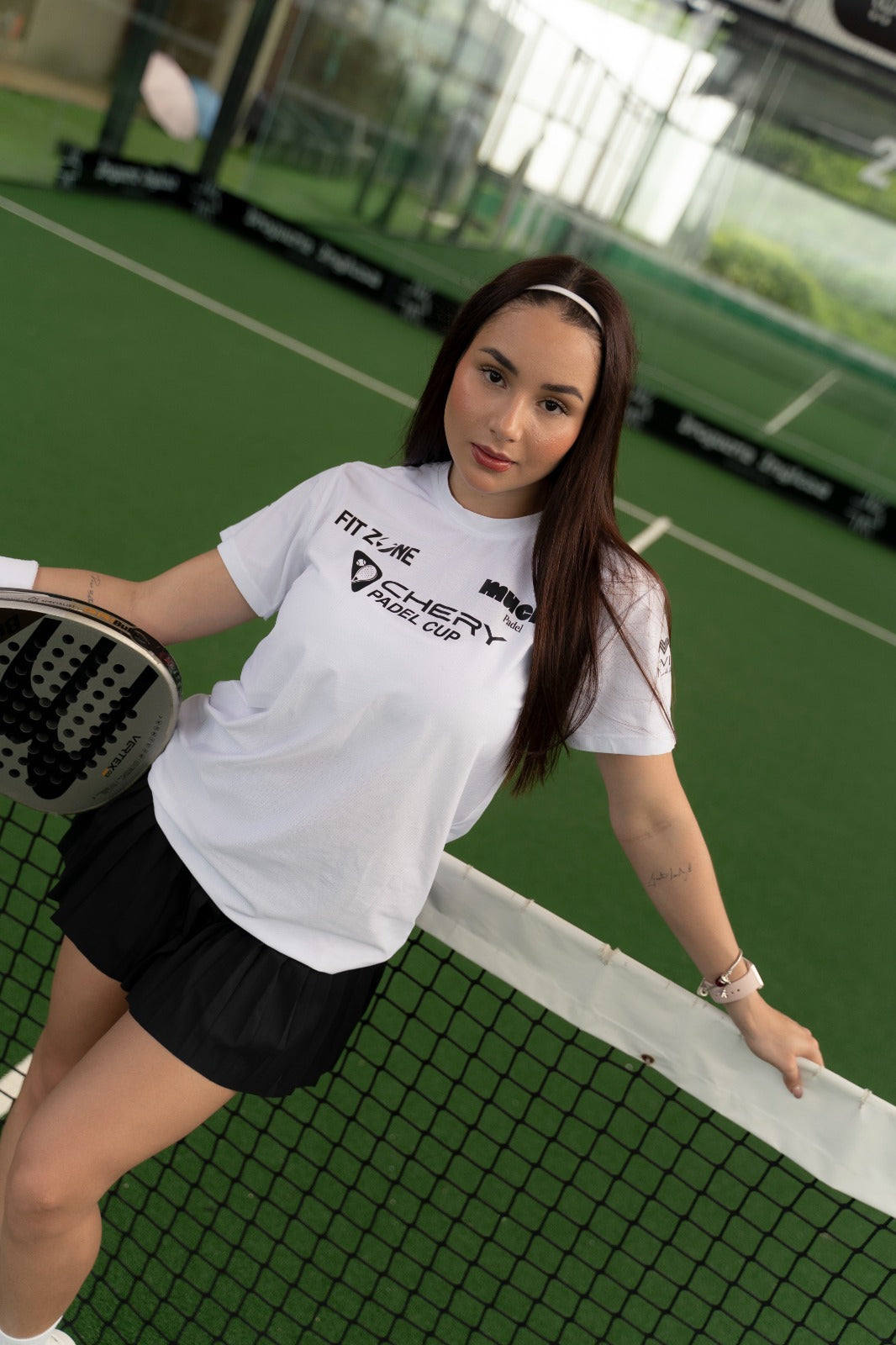 Mujer con camiseta dri fit Cherry pádel Club de Fit Zone, vista frontal