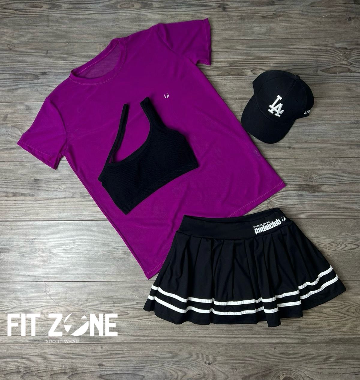 Mujer con conjunto deportivo top entreno, malla y falda de Fit Zone, vista frontal